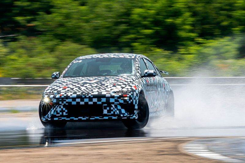 Neu definierte Anlenkpunkte an Fahrwerk und Lenkung sollen die Performance verbessern. (Bild: Hyundai)