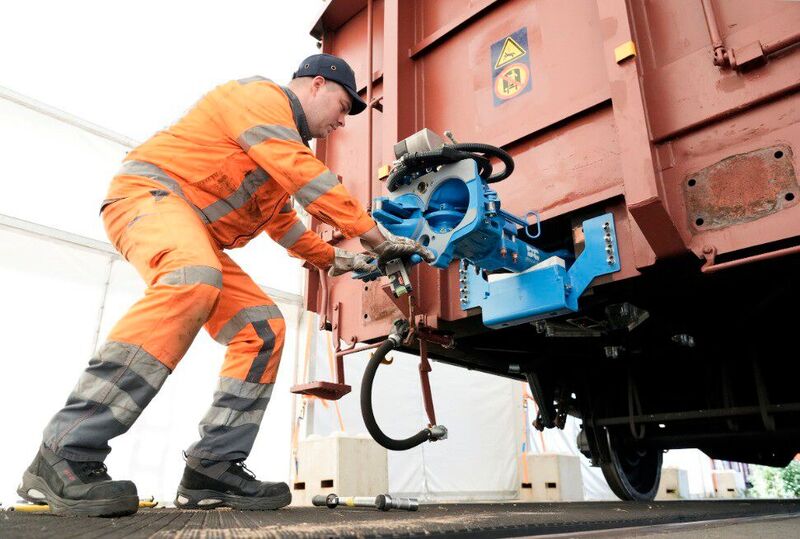 Pop-up-Werkstätten können Güterwagen relativ schnell mit der Digitalen Automatischen Kupplung (DAK) ausrüsten.