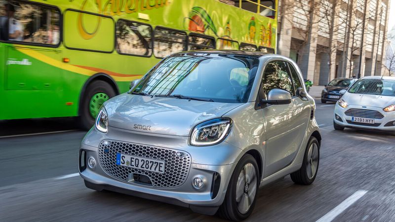 Seit der Smart elektrisch ist, verzichtet er demonstrativ auf einen Kühlergrill. (Bild: Daimler)