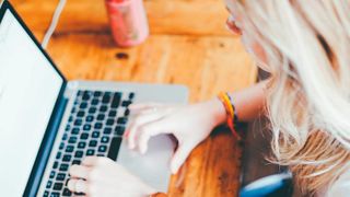 Viele Unternehmen stellen ihre Mitarbeiter online mit eigenen Profilen vor. Dies muss arbeitsrechtlich vereinbart sein, und die Profile müssen gelöscht werden, sobald der Mitarbeiter das Unternehmen verlässt. (Bild: gemeinfrei)