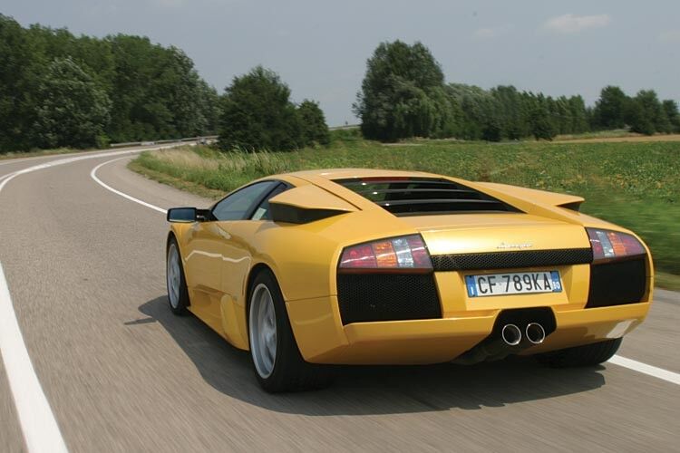 Damit erreicht der Murciélago je nach aerodynamischer Konfiguration eine Höchstgeschwindigkeit von über 330 km/h. Der Sprint von Null auf 100 km/h ist nach 3,8 Sekunden erledigt. (Lamborghini)