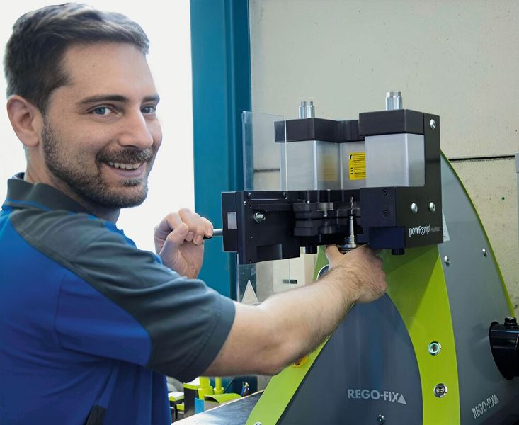 Auch das Handling der Powrgrip-Spannmittel ist dermassen genial, dass der Geschäftsleiter der Hahn AG, Marcial Hahn, beim Besuch des SMM gerne auch noch selbst Hand anlegt. Unternehmen, die sich für das Spannsystem interessieren, erhalten eine Powrgrip-Ausrüstung für einen Testzeitraum von drei Monaten kostenlos zur Verfügung gestellt. (Bild: Matthias Böhm)