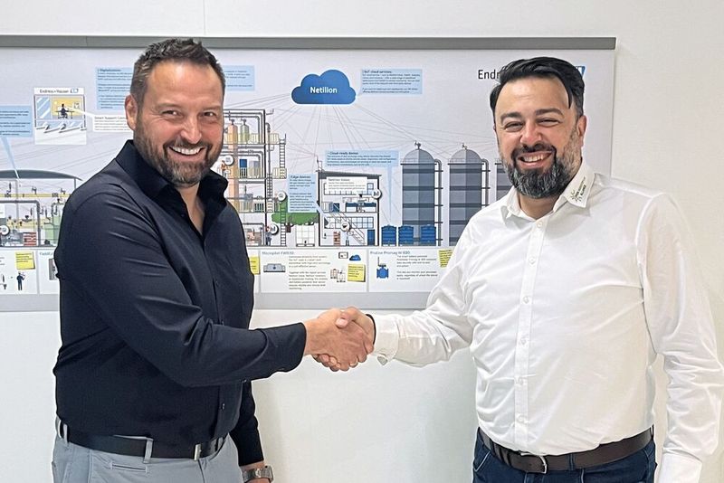 Ekrem Yigitdöl (re.) übergibt die Position des Managing Directors an seinen Nachfolger Michael Riester (li.).(Bild:  Open Industry 4.0 Alliance)