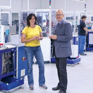 Claudia Kloßner und Schunk Fachberater Andreas Spreu sind überzeugt, dass in mechatronischen Greifern noch allerhand Potenziale schlummern.