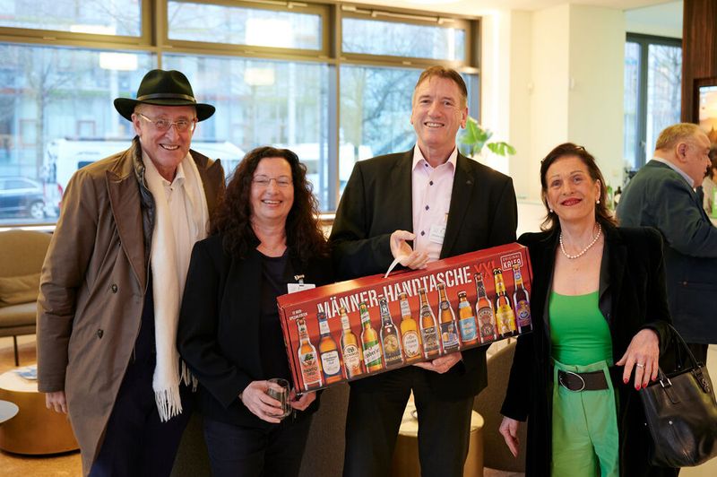 Impressionen vom ELEKTRONIKPRAXIS Frühlingsfest 2023 im Ketterer Kunst mit der Verabschiedung von Johann Wiesböck.  (Bild: © EYE AM CHRIS)