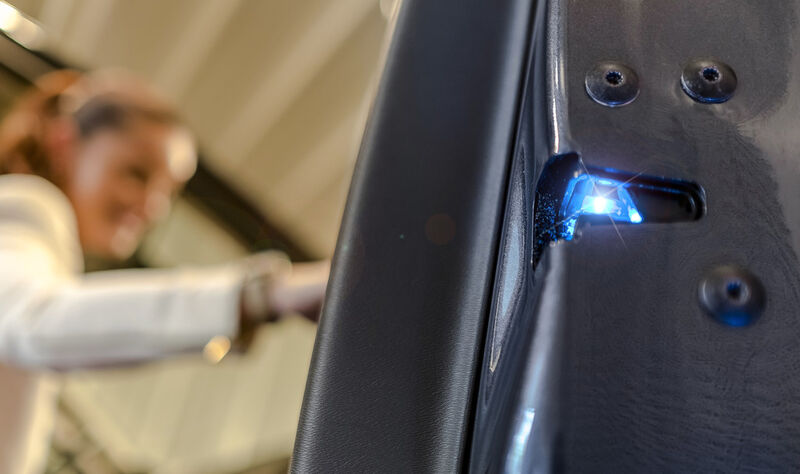 Das LED-Autotürschloss von Kiekert vereint erstmals die Sicherheitselemente „Schließsystem“ und „Licht“ in einem Türschloss. (Bild: Kiekert)