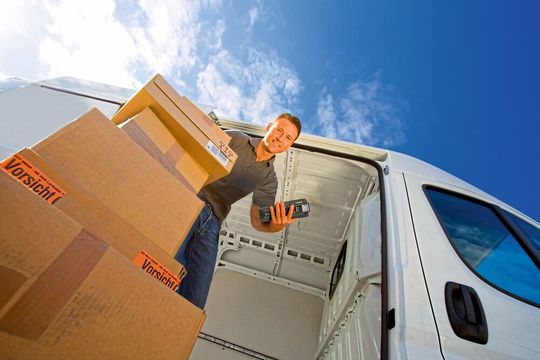Mobile Arbeitskräfte profitieren von digitaler Konnektivität. Die gesamte Transportkette lässt sich digital steuern. Mobile Arbeitskräfte profitieren von digitaler Konnektivität. Die gesamte Transportkette lässt sich digital steuern.