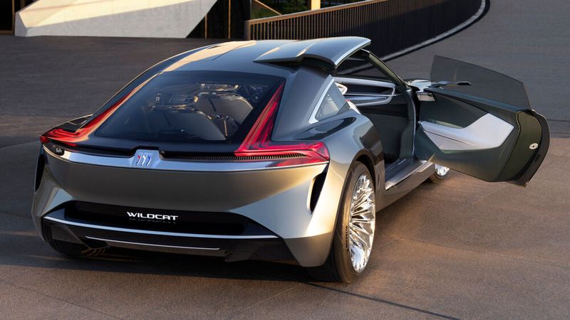 Beim Öffnen der Seitentüren öffnen sich auch Türelemente im Dach. (Bild: Buick)