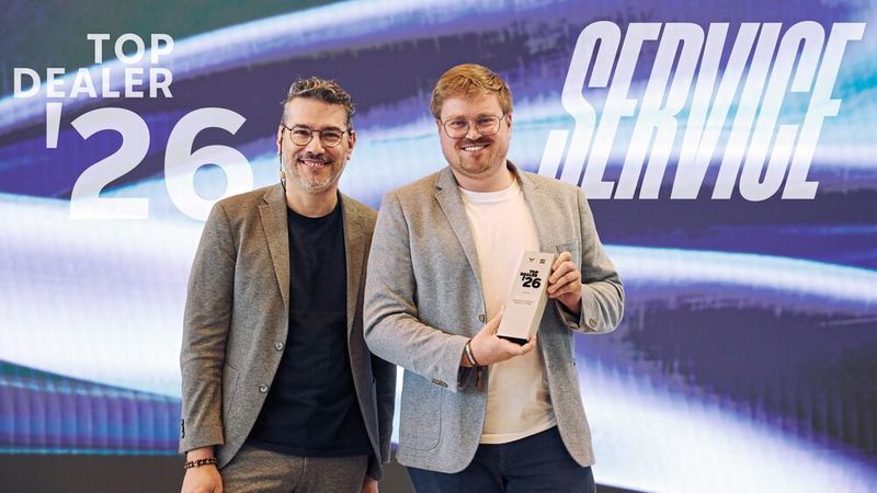 Den Top Dealer Award in der Kategorie Service übergab Jorge Luna (Leiter Vertrieb Service Cupra Seat Deutschland, l.) an Johannes Streit (Geschäftsführer Autohaus Streit GmbH). (Bild: Cupra Seat Deutschland)