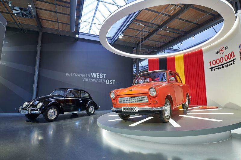 Motorisierung Ost und West im Vergleich: VW Käfer und Trabant P 601. (Stefan Warter/Audi AG)