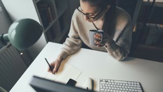 young-woman-working-on-computer-at-her-home-office-stockpack-adobe-stock-scaled (Quelle: yossarian6-Adobe Stock)