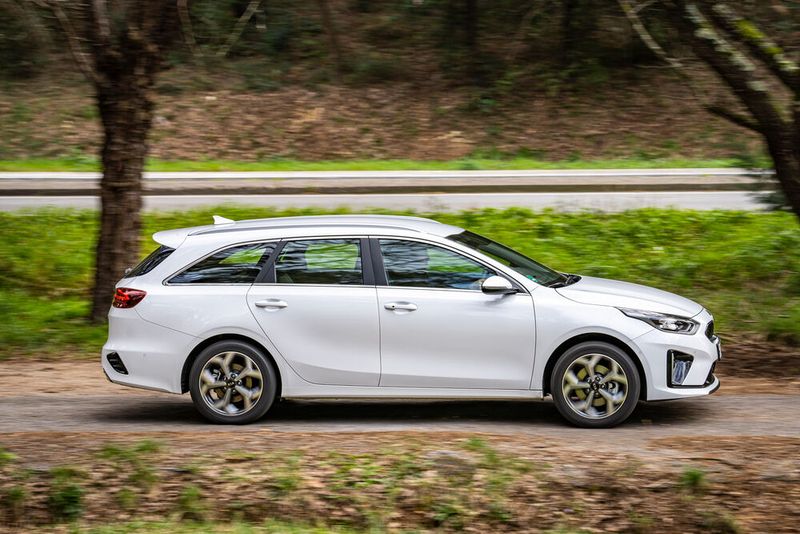 Gleichmäßig und eher gemütlich schiebt der nur 45 kW/61 PS starke E-Motor den rund 1,6 Tonnen schweren Kombi an - der Benziner muss da oft unterstützend eingreifen. (Bild: Kia)