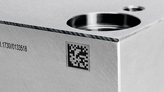 Der von Hasco für die Fertigung von Platten verwendete Stahl wird im Stahlwerk u.a. im Gespannguss gegossen und anschließend per Freiformschmieden oder im Walzverfahren in Form gebracht. (Hasco)