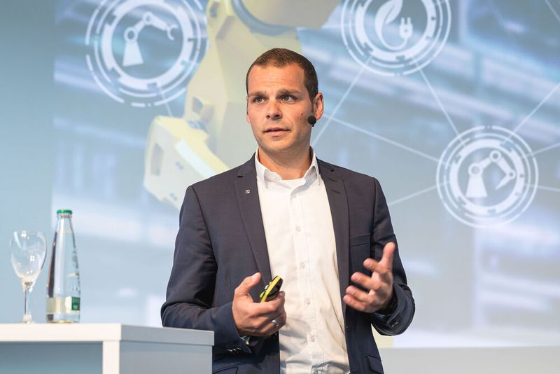 16. Anwenderkongress Steckverbinder: Der Tag 2 auf dem Steckverbinderkongress 2022 hatte den Themenschwerpunkt auf Oberflächen und Werkstoffen. Das umfasste die Konfektion Schwerer Steckverbinder für den Schaltschrankbau ebenso wie Hochstromkontakte für die E-Mobilität und funktionalisierte Oberflächen im Einsatz auf der ISS im Weltraum. (Bild: Elektronikpraxis)