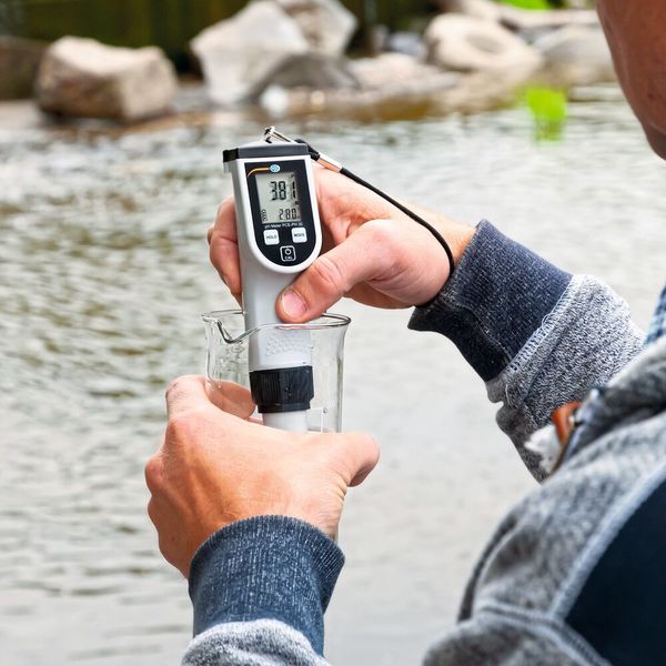 Die pH-Werte können direkt vor Ort aufgenommen und dokumentiert werden. (PCE Deutschland)