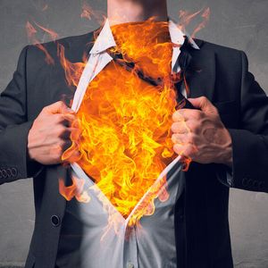 Brennen Sie für Ihren Standpunkt! Die richtige Betonung kann jeden Satz interessant machen. Menschen besitzen jedoch individuelle Sprechweisen und ein Vorzeigemodell der perfekten Betonung existiert nicht. Doch eine Gemeinsamkeit verbindet die berühmten Redner: die Leidenschaft. Diese können Sie nutzen. Um Ihrer Argumentation mehr Schwung zu verleihen, gibt es einige Tricks, die Stimme darauf vorzubereiten. Beispielsweise die Lieblingsmusik zu hören oder sich bewusst auf das Gespräch zu freuen, tragen dazu bei, leidenschaftlicher zu wirken. (Bild:  © Sergey Nivens – stock.adobe.com)