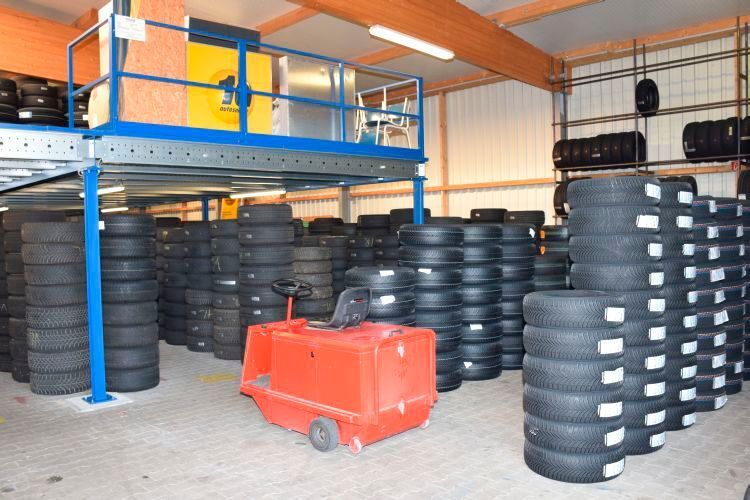 Im Reifen- und Räderhotel lagern rund 1.800 Radsätze der Kunden. (Rubbel)