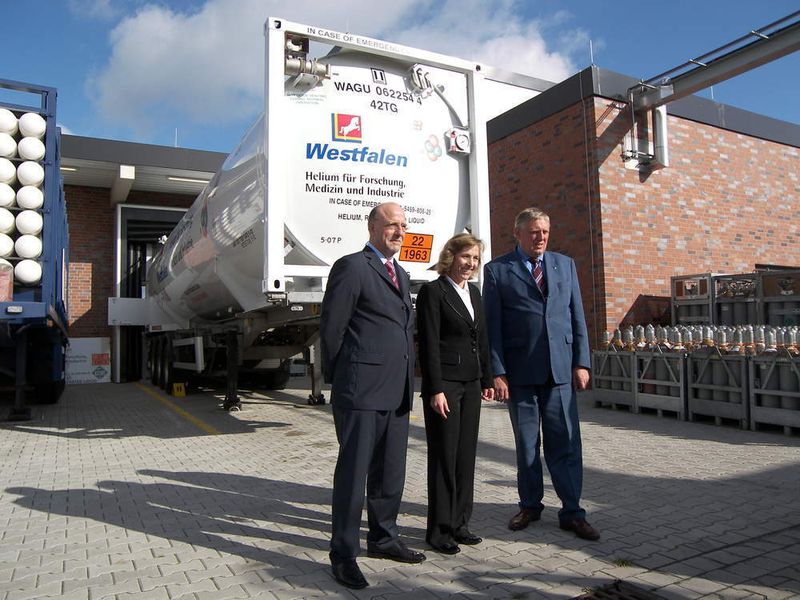 Karl-Josef Laumann, Minister für Arbeit, Gesundheit und Soziales in Nordrhein-Westfalen, Ilona Chiki, Leiterin Sondergasezentrum Hörstel, und Wolfgang Fritsch-Albert, Vorstandsvorsitzender der Westfalen AG (v.r.n.l) vor der Heliumanlage in Hörstel. (Archiv: Vogel Business Media)