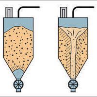 „Vom Schüttgut zum Silo“ gibt einen Einblick in die Fließeigenschaften von Pulvern und Schüttgütern und erläutert darauf aufbauend die sinnvolle Gestaltung von Silos, Trichtern etc.(Bild:  GTV)