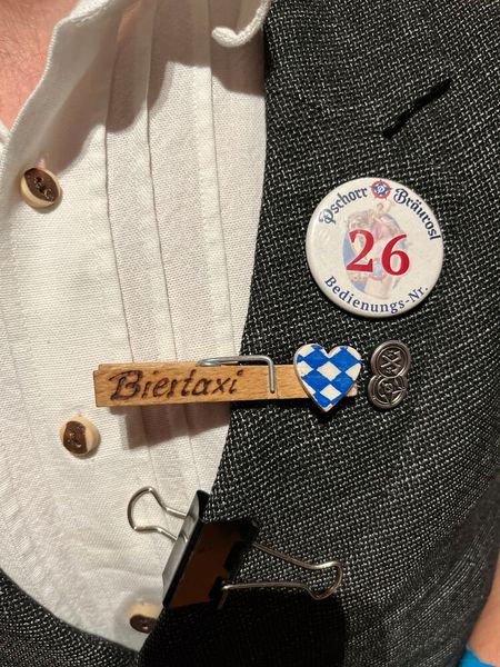 Biertaxi - dieser Kellner war von allen sehr gefragt. (Bild: Vogel IT-Medien GmbH)