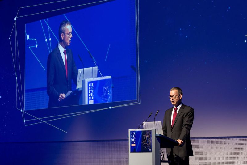 Prof. Peter Bofinger übernahm die Ehrung in der Kategorie „Big Data“, deren Preis an ... (Vogel Business Media / S. Bausewein)