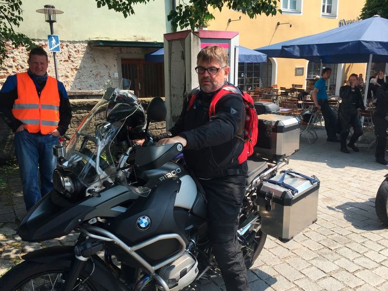 Tourdokumentator Günther Knoll bootet die GoPro fachmännisch, während sich Helmut Heptner an der fremden GS Advventure nicht sattsehen kann. (IT-BUSINESS)