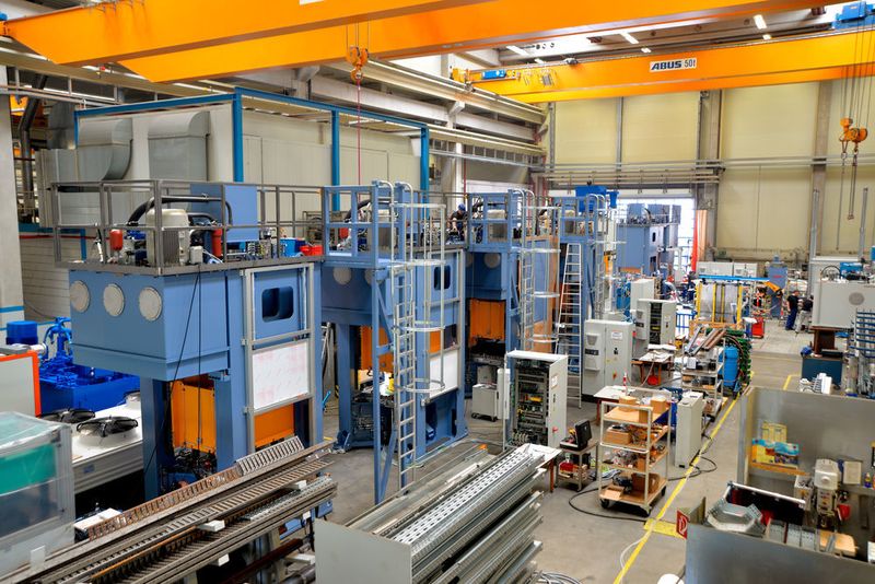 Lauffer stellt hydraulische Pressen für Laminier- und Composittechnik, Kunststoff- und Umhülltechnik sowie Umformtechnik und Pulvertechnik her. (Lauffer Pressen)