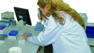 Biologielaborantin Nancy Freidank muss die GMP-Bestimmungen kennen, um bei Acila Medizinprodukte herstellen und untersuchen zu können. Ein E-Learning-Programm vermittelt ihr das notwendige Wissen.  (Bild: Acila)