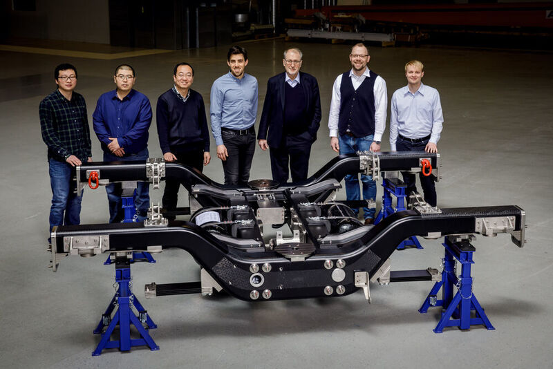 Das CG-Rail-Entwicklerteam präsentiert sich hinter dem Prototyp des frisch ausgezeichneten CFK-Drehgestellrahmens.  (M. Schmidt / www.schmidt.fm)