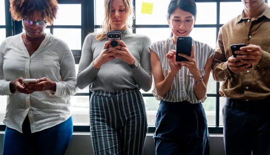 Dort sind sie am leichtesten zu kontaktieren: Digital Natives können über Social Media schnell und einfach erreicht werden. Dort sind sie am leichtesten zu kontaktieren: Digital Natives können über Social Media schnell und einfach erreicht werden.