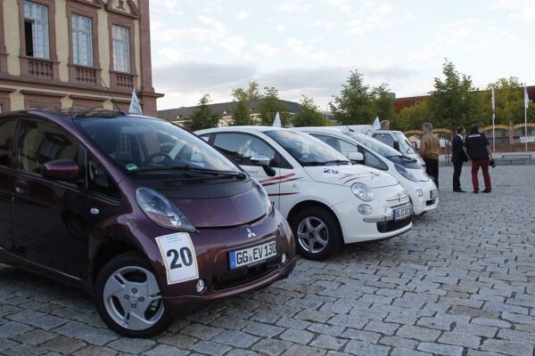 Bertha Benz Challenge 2012, 1. Tag: Ankunft der Teilnehmer am Mannheimer Schloss. Ganz links einer der drei Mitsubishi i-MiEV von Mitsubishi Motors Deutschland. (Ulrich Steinlechner)