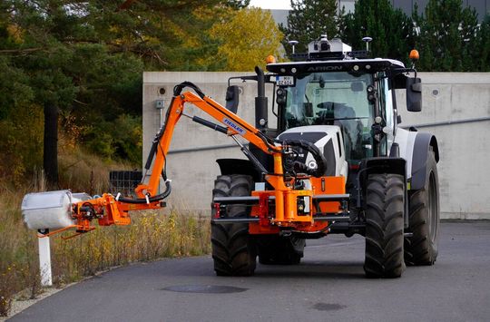 Im ‘Reallabor für autonome Arbeitsmaschinen‘ am Fraunhofer IOSB-AST in Ilmenau reinigt der autonome Traktor ARION mithilfe eines Anbaugeräts einen Leitpfosten. (Bild:  Nadine Knechtel, Fraunhofer IOSB-AST)