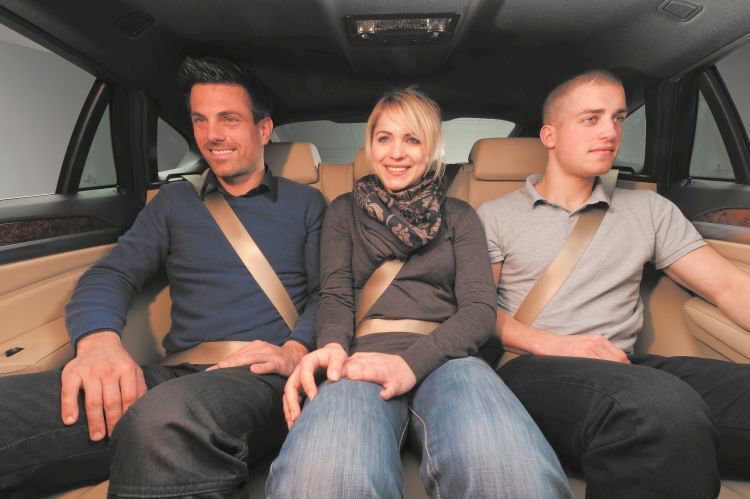 Auf der Sitzbank ist Platz für (fast) drei. (BMW)