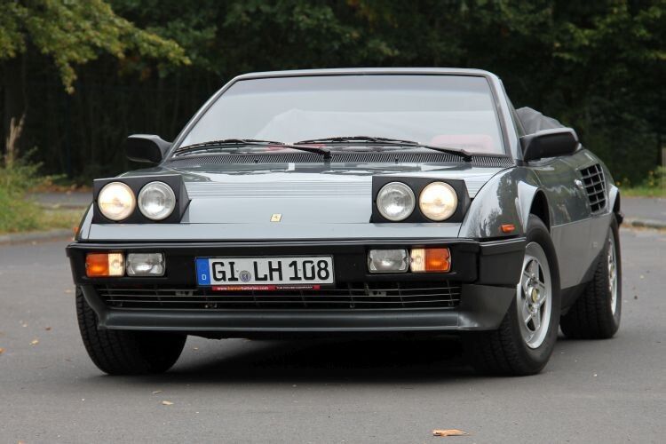 2. Preis: Der Ferrari Mondial QV ersetzte den Mondial 8. Der Motor wurde mit einer Vierventiltechnik gebaut (Quattrovalvole) und leistete 176 kW (240 PS) bei einer Drehzahl von 6400/min. Auch das Cabriolet war wie das Coupé als 2+2-Sitzer ausgelegt. Vom Mondial Quattrovalvole wurden 1144 geschlossene und 629 offene Exemplare gebaut. (Foto: Lebenshillfe Gießen)