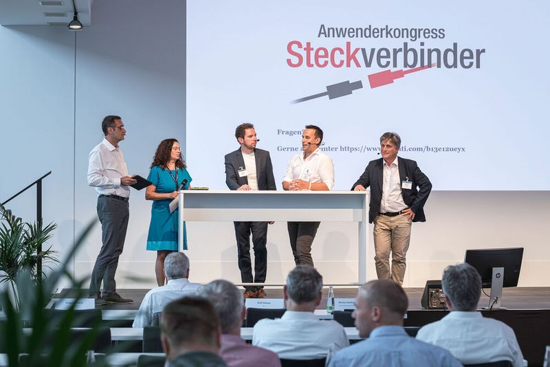 16. Anwenderkongress Steckverbinder: Der SPE-Tag am 4. Juli 2022 zog wieder viele interessierte Zuhörer an. Abgedeckt wurden fast alle Themen im Bereich Single Pair Ethernet vom Standard über das Marktpotenzial, Rückwärtskompatibilität, Schirmung, Messtechnik bis hin zum neuen Standard SPE M12 Hybrid. (Bild: Elektronikpraxis)