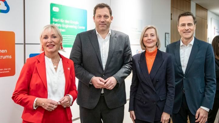 V.l.: Kristina Sinemus, Hessische Ministerin für Digitalisierung und Innovation; Lars Klingbeil, Bundesminister der Finanzen; Marianne Janik, Vice President, Google Cloud EMEA North; Philipp Justus, Vice President, Google Central Europe; bei der Pressekonferenz zur Investitionsankündigung.(Bild:  Google)