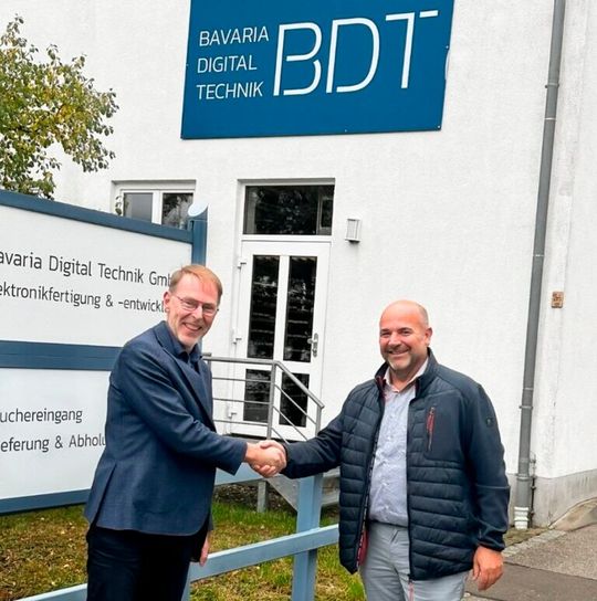 Fredrik Berghel, CEO von Inission AB, und Manuel Stelzer, Geschäftsführer von Bavaria Digital Technik in Pfronten.(Bild:  BDT)