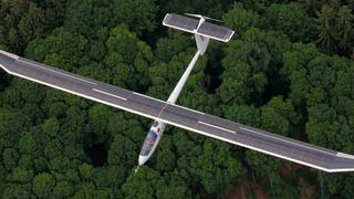 Der Prototyp Icaré 2 bei einem Testflug mit elektrischen Flächenendpropellern. (Scholz)