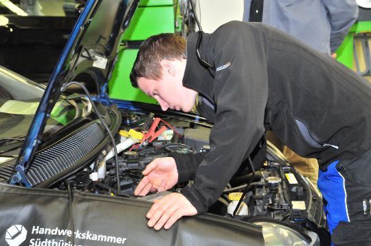 Der Nordrhein-Westfale Yannik Scholz ergründet hier die Fehlfunktion einer Vialle-Gasanlage. Der Grund für den Fehler war, dass die Signalleitung des Gasdrucksensors unterbrochen war. (Archiv: Vogel Business Media)