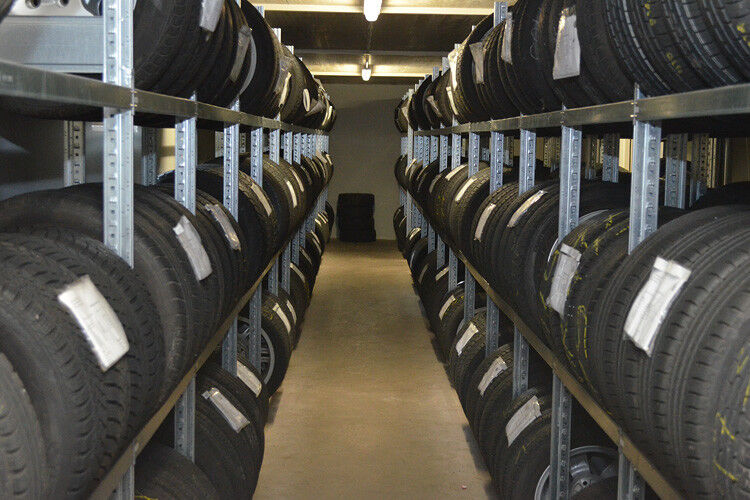 Zur Kundenbindung gehört unter anderem die Reifeneinlagerung. Die Zahl der Radsätze im Keller steigt fortlaufend an. (Foto: Grimm)