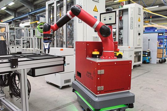 Der mobile Roboter von MiR und Sawyer im Betrieb – die Kombination aus einem mobilen Roboter und Cobot ermöglicht einen automatisierten Warentransport und ist auch als RaaS-Lösung umsetzbar. Der mobile Roboter von MiR und Sawyer im Betrieb – die Kombination aus einem mobilen Roboter und Cobot ermöglicht einen automatisierten Warentransport und ist auch als RaaS-Lösung umsetzbar.