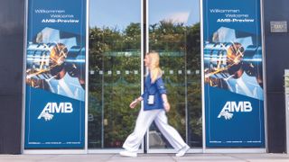 Wegweiser für die vernetzte Fertigung: Auf der AMB in Stuttgart zeigt Open Mind Technologies AG, wie die nahtlose Integration der CAD/CAM-Suite hyperMILL und des Hummingbird MES (Manufacturing Execution System) hocheffiziente, digitale Prozesse von der Programmierung bis zur Werkzeuglogistik ermöglicht. (Bild: Frank Eppler & Messe Stuttgart)
