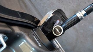 …Diesel, tankt sich die V-Klasse derzeit gut gelaunt voll. (Foto: Michel)