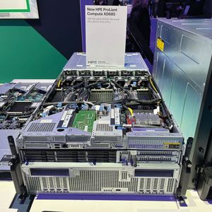 Der HPE Proliant Compute XD685 in der Nvidia-Variante bringt dank Flüssigkeitskühlung acht Nvidia-B300-GPUs in einem 5U-Gehäuse unter. Die luftgekühlte Variante rechts daneben belegt dagegen 10 Höheneinheiten im Rack.(Bild:  Vogel IT-Medien)