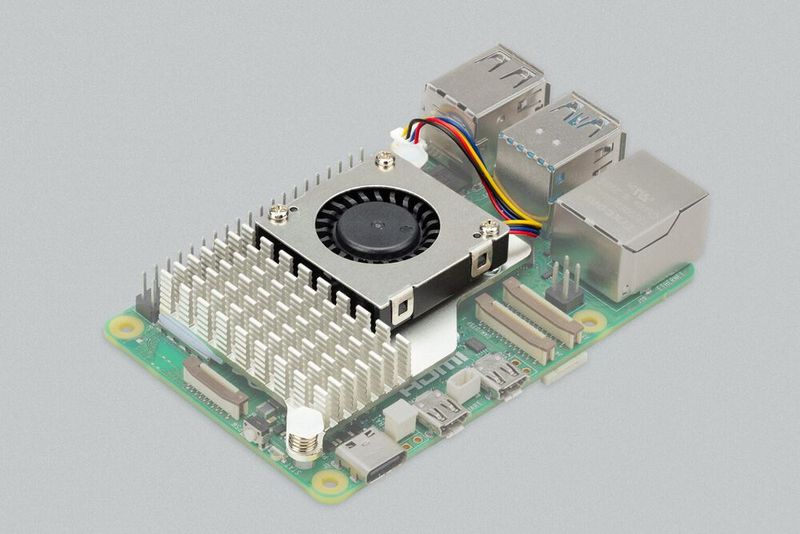 Den aktiven Kühler gibt es für wenige Euro. Er ist nötig, wenn das System häufig mit hoher Last läuft. Grundsätzlich ist der Raspberry Pi 5 so ausgelegt, dass er ohne aktive Entwärmung auskommt. (Bild: Raspberry Pi Foundation)