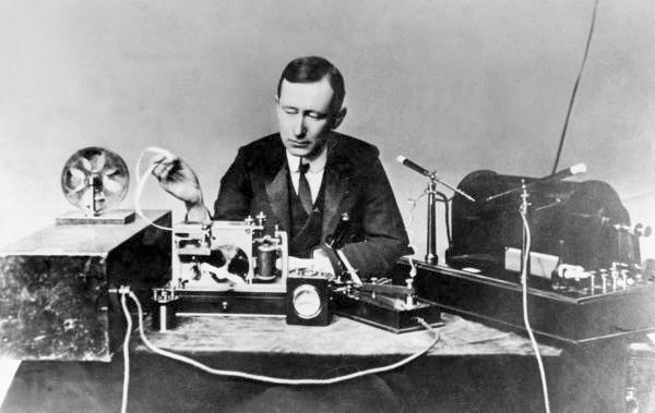 Der Physiker Guglielmo Marconi (Bild) gilt als Erfinder des Radios, obwohl sein Patent zum Großteil auf Patenten des verkannten Erfinders Nikola Tesla beruhen. Die Patente waren sich so ähnlich, dass das Patentamt Marconis Anträge lange ablehnte, bis eines Tages aus nicht ganz geklärten Gründen die Erlaubnis erteilt wurde. (gemeinfrei)