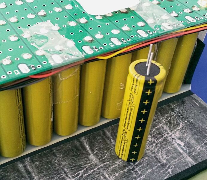 Bild 2: Lithium-Titanat Akkumulatoren auf eine Platine montiert. (Bild: BE-Power)