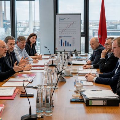 Im Oktober starten die Tarifverhandlungen der IG Metall mit den Arbeitgebern. Schon heute sickert durch, dass zumindest der IG-Metall-Bezirk Mitte für fünf Prozent mehr Geld plädiert. Die Arbeitgeberseite hält das für ein gefährliches Spiel mit dem Feuer ...  (Bild: KI-generiert)