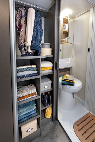 Neben der Nasszelle befindet sich ein deckenhoher Schrank. (Bild: Challenger)