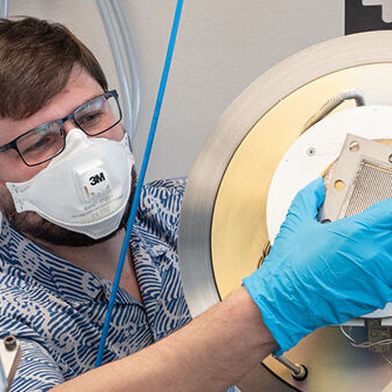 Empa researcher Konstantin Egorov coats stainless steel components with corrosion-resistant titanium oxide to make the production of green hydrogen more cost-effective.  (Source: Empa)